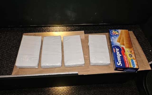 Evri i dolari skriveni u pelenama, droga u posudi za te?ni sapun, Foto: Uprava carina