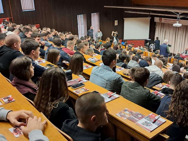 Pun amfiteatar brucoša na FTN / foto: RINA