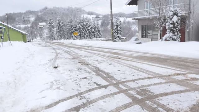 Vozači da budu oprezniji zbog snega i leda, ne kretati na put bez opreme, Foto: GZS