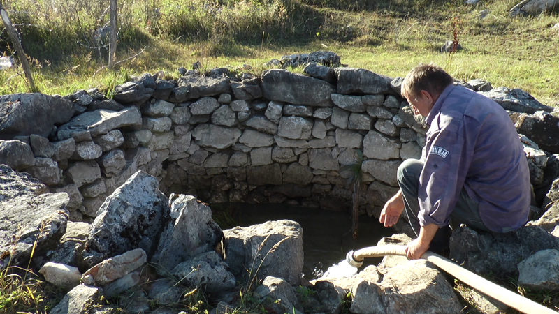 Пуњење бунара водом из цистерни, фото: Глас западне Србије