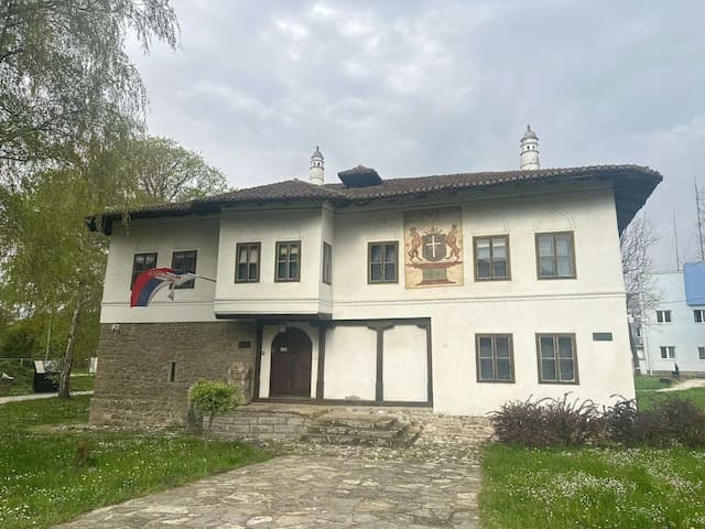 Izvorni grb dinastije Obrenović na fasadi konaka Gospodara Jovana Obrenovića, foto: 4N Studio